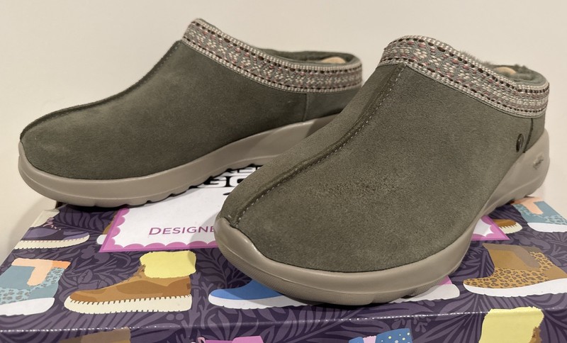 New In Box Skechers On The Go Joy Olive Green Size 7 Cozy Clog With Lining