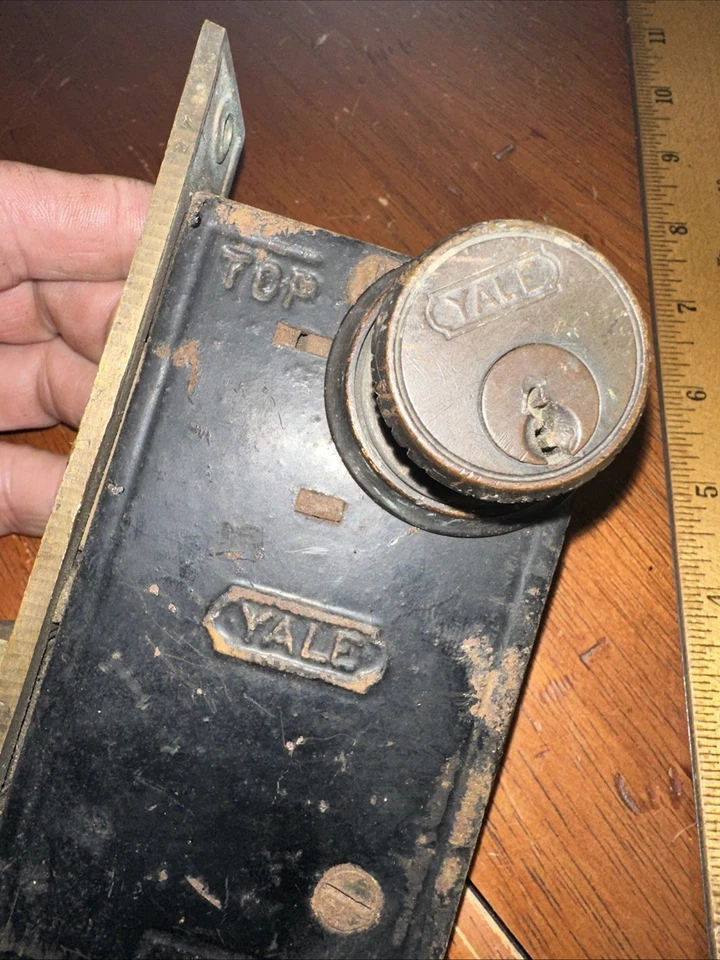 Antiguo cuerpo de hierro fundido Yale cara de bronce fundido perno muerto cerradura de mortaja usado Foto 4 de 4