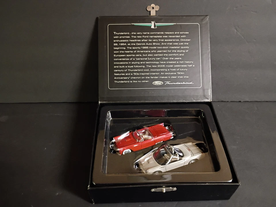 Conjunto de enfeites Hallmark Ford Thunderbird 50º aniversário 2005 usado  - Imagem 4 de 4