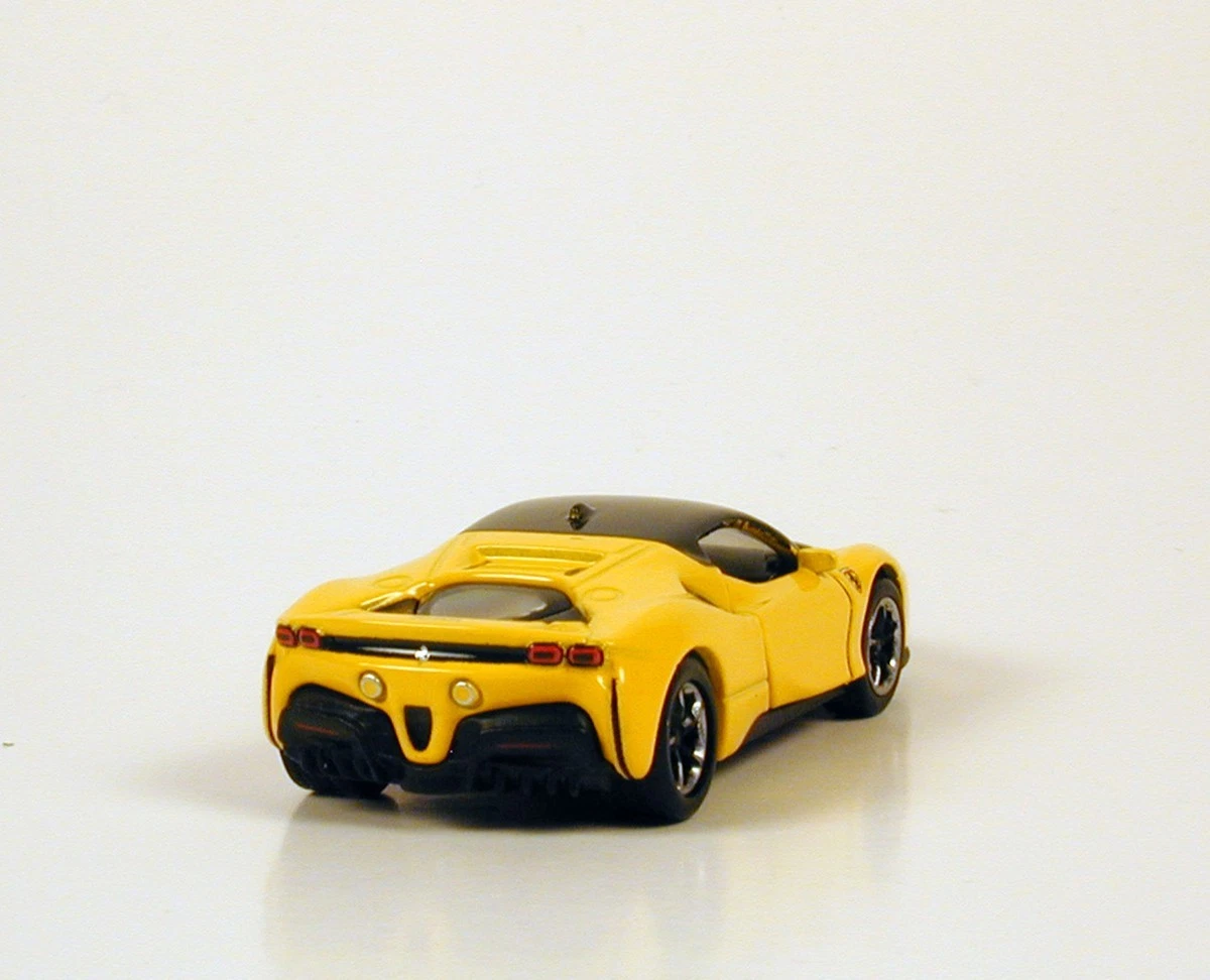 Maisto Speed Icons Ferrari SF90 Stradale w/ Collector Box Yellow No Package