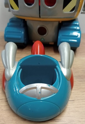 ELC Happyland Space Retro Robot with 11 Figures, Toy Bundle, Lights And Sound - Picture 4 of 8