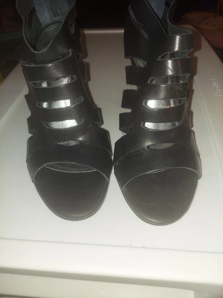 Sandalias de tacón de aguja Cathy Jean de cuero negro cromado 8,5-9 Foto 3 de 4