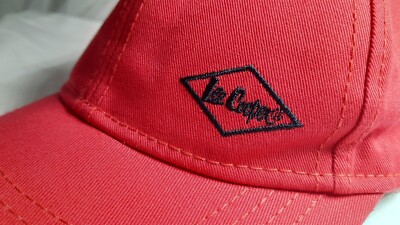 Lee Cooper rote Junior Baseballkappe gebogener Schirm 100 % Baumwolle verstellbar Druckknopflasche.