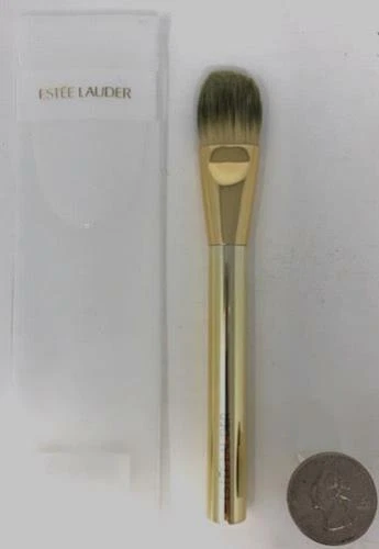 Cepillo Base Estee Lauder Tamaño Viaje Tono Dorado con Estuche Transparente Foto 2 de 2