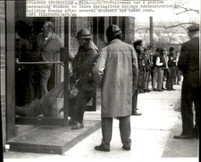 LG112 1970 Wire Photo POLICE REMOVE SPRINGFIELD COLLEGE STUDENTS MASSASOIT HALL