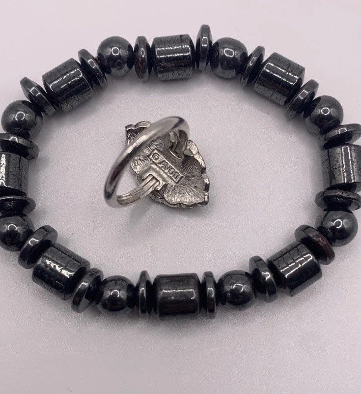 Anillo Avon Ajustable Hematita Tono Plata Firmado con Brazalete Elástico Hematita Foto 2 de 2