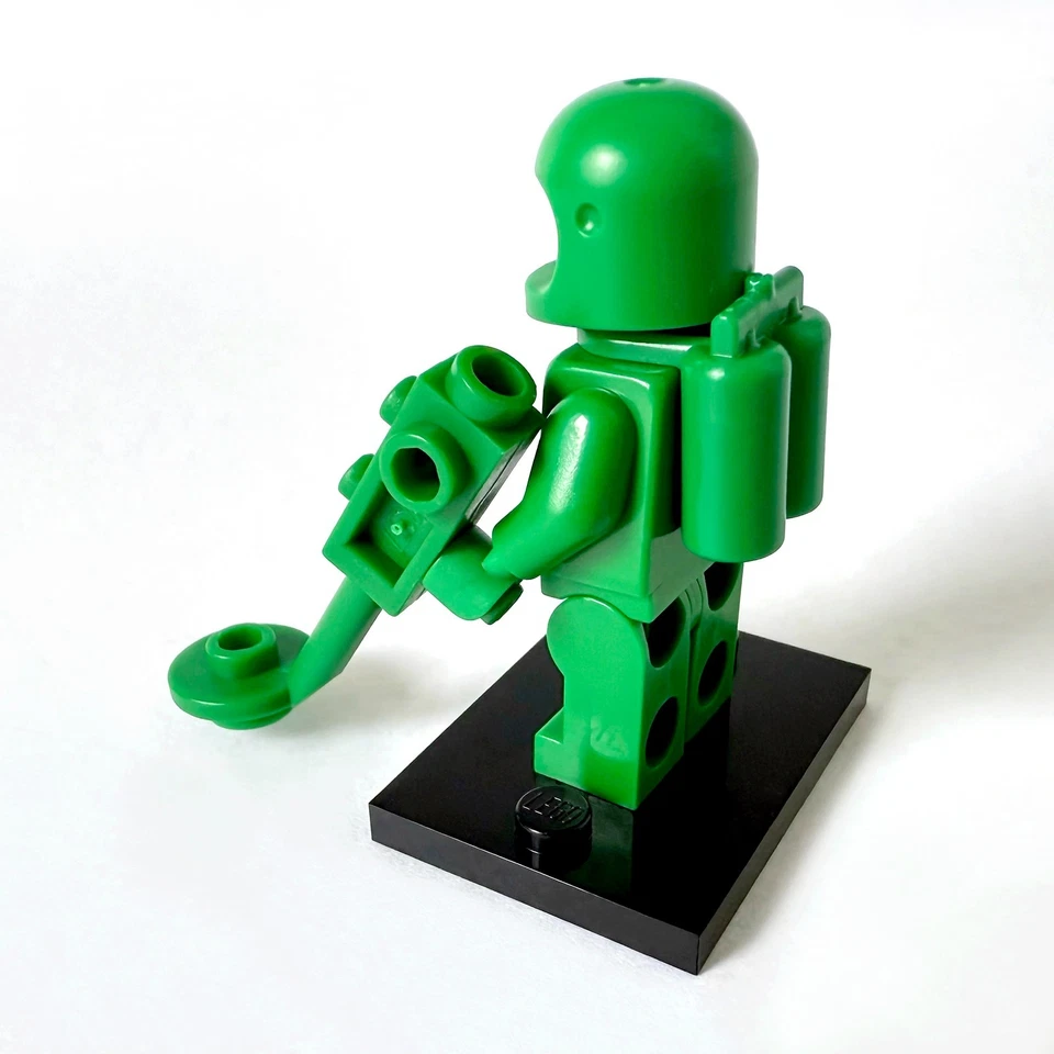LEGO Space Spaceman Astronaut Minifigure Green with Classic Helmet Genuine NEW - Image 2 of 4