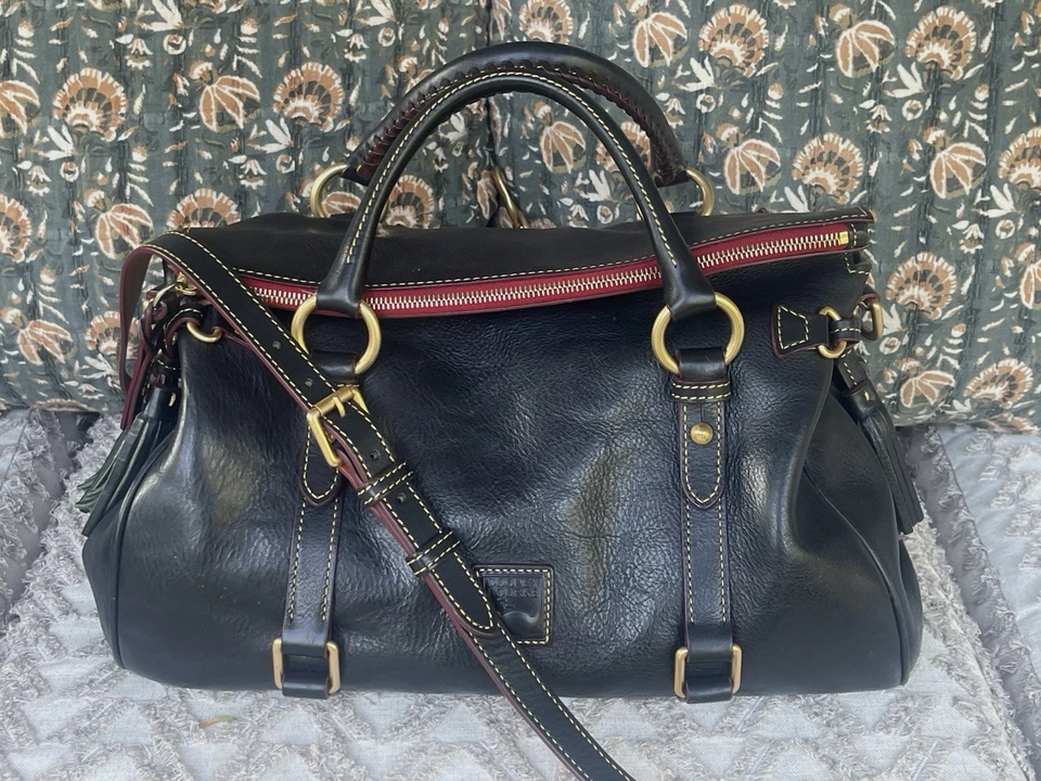 Bolso de hombro grande de cuero negro florentino Dooney & Bourke - $548 Foto 2 de 4
