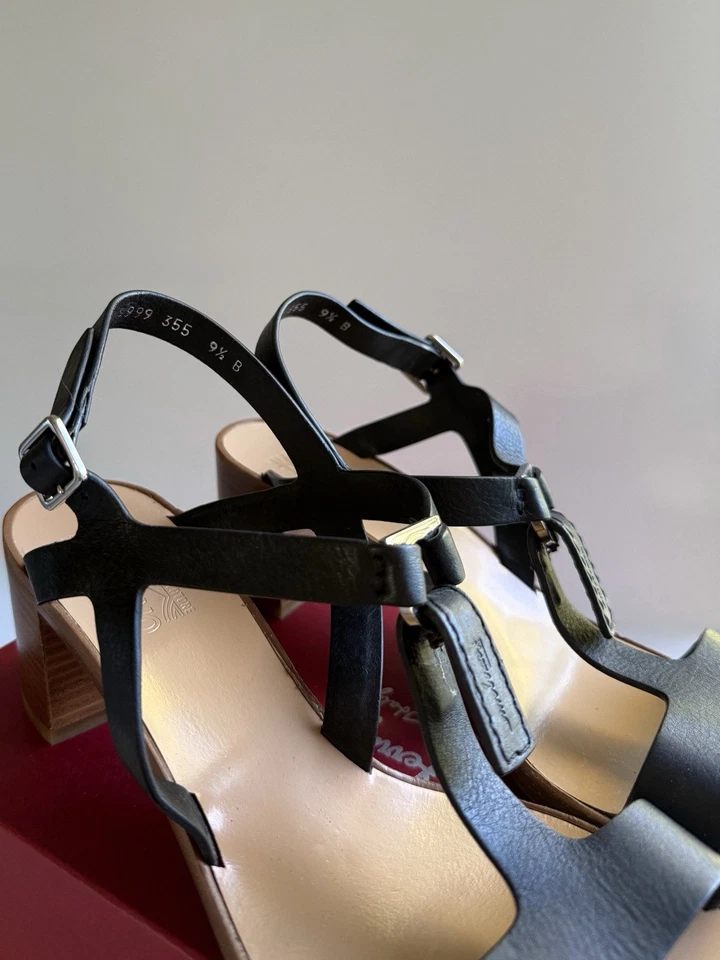 Sandalias Salvatore Ferragamo de cuero negro con tiras talla 9,5B - estilo 355 Foto 2 de 4