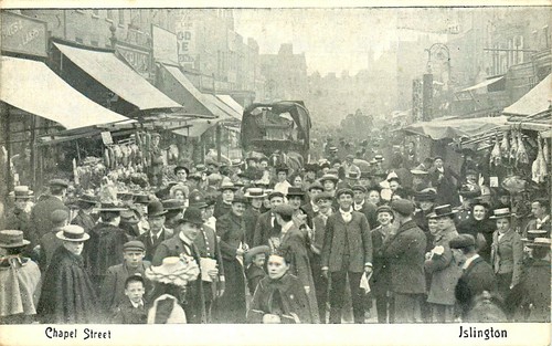 CROWD AT CHAPEL STREET, ISLINGTON, LONDON, ENGLAND, VINTAGE POSTCARD