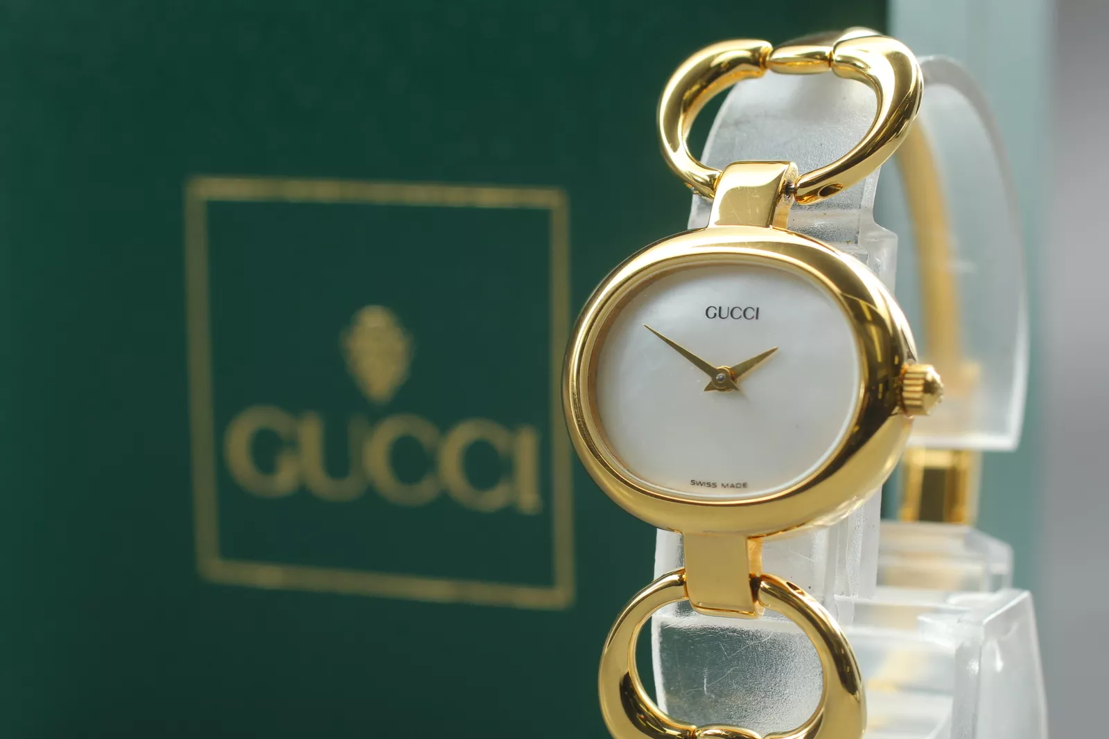 [Presque comme neuve / boîte papiers] Montre femme vintage GUCCI 1600 coquille or 26 mm quartz 
