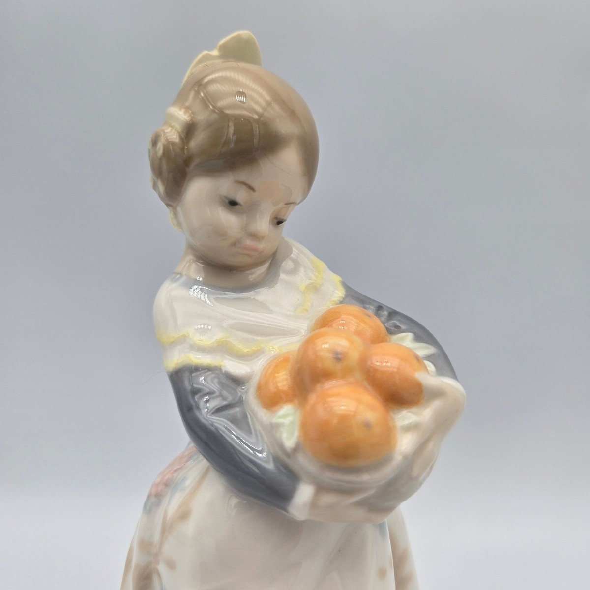 Lladro Valencia Girl with Oranges Figurine 4841 Pastel Glossy 7