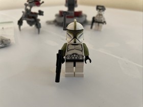 LEGO Star Wars: Clone Troopers Vs. Droidekas (75000) INCOMPLETE AND READ DESC