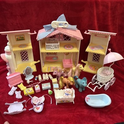 My Little Pony Vintage Wiegenlied Kinderzimmer Trage Spielset mit Zubehör & Ponys
