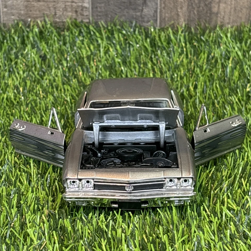 Chevrolet Chevelle SS396 1:24 modelo diecast de Welly Silver Foto 2 de 4