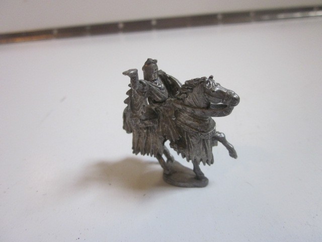 VINTAGE MINIATURE PEWTER WARGAMING FIGURE OF KNIGHT ON HORSE IN BATTLE 1.5" H