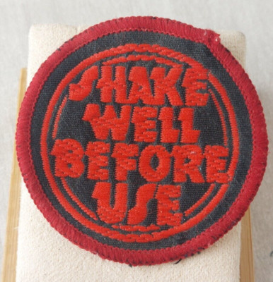 Altes Stoffaufnäher, ''Shake well before use'', Vintage