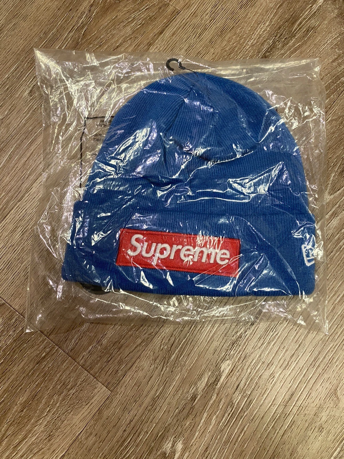 Boîte Supreme FW22 logo marque beanie