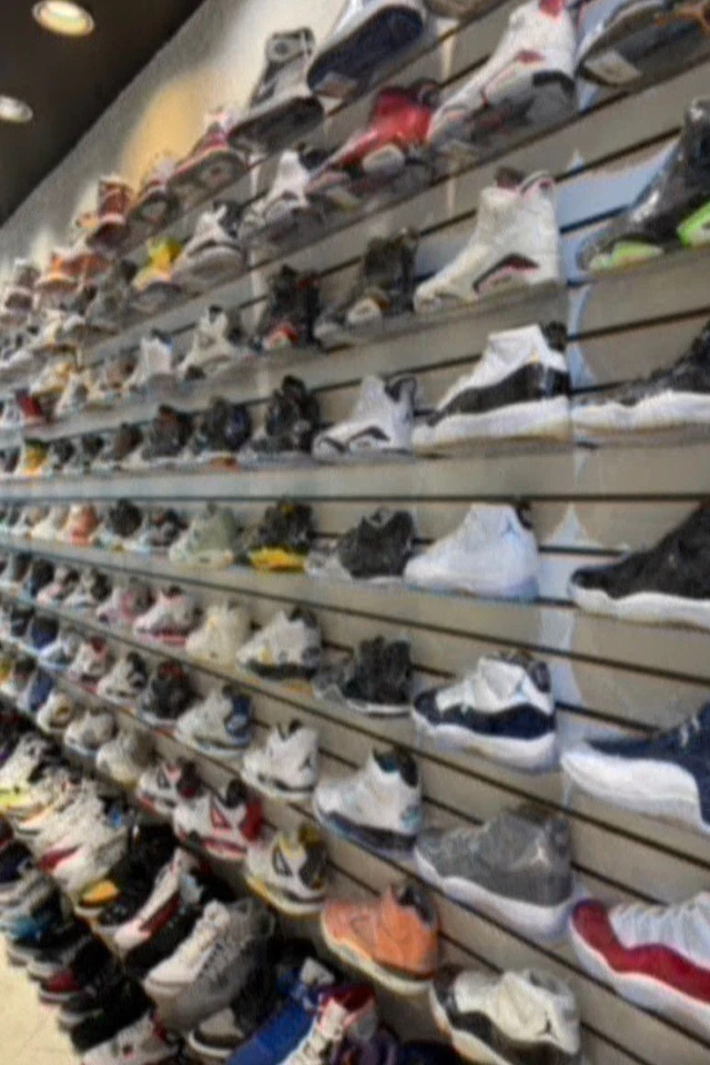 Sneakers, Hype Streetwear & Vintage Auction