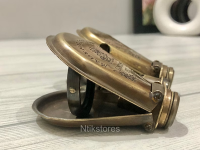 Des jumelles en laiton antiques, des optiques vintage, des découvertes