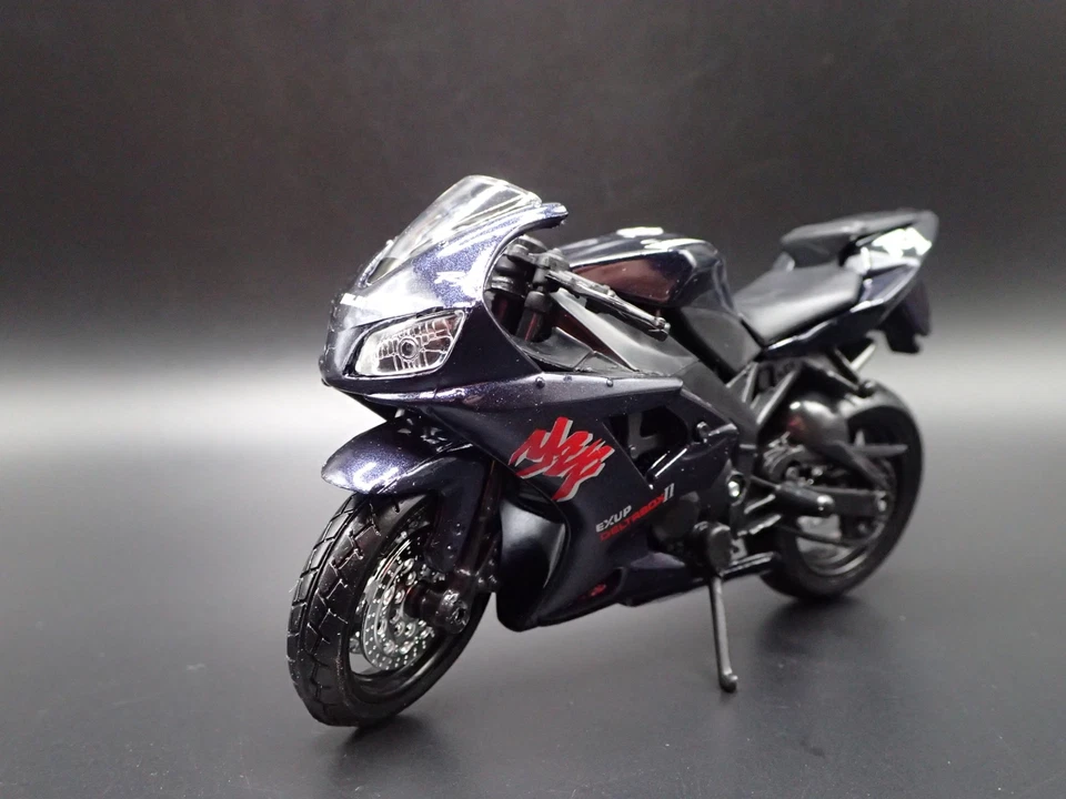 MOTO SPORTIVA YAMAHA YZF-R1 NERA DIORAMA MODELLO DIECAST IN SCALA 1/18 - Immagine 2 di 4