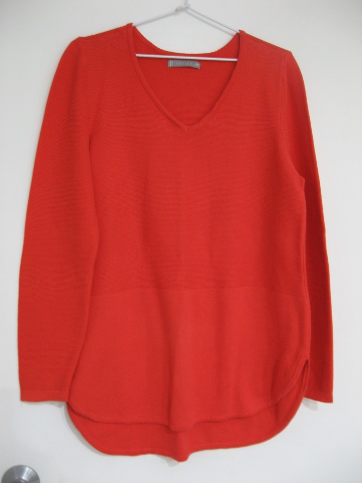 KATIES RED V-NECK LONG SLEEVE JUMPER WITH CURVED HEM SIZE M