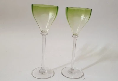 2 Kristall-Weißweingläser, Theresienthal, optisch mundgeblasene grüne Kelche - Bild 1 von 4