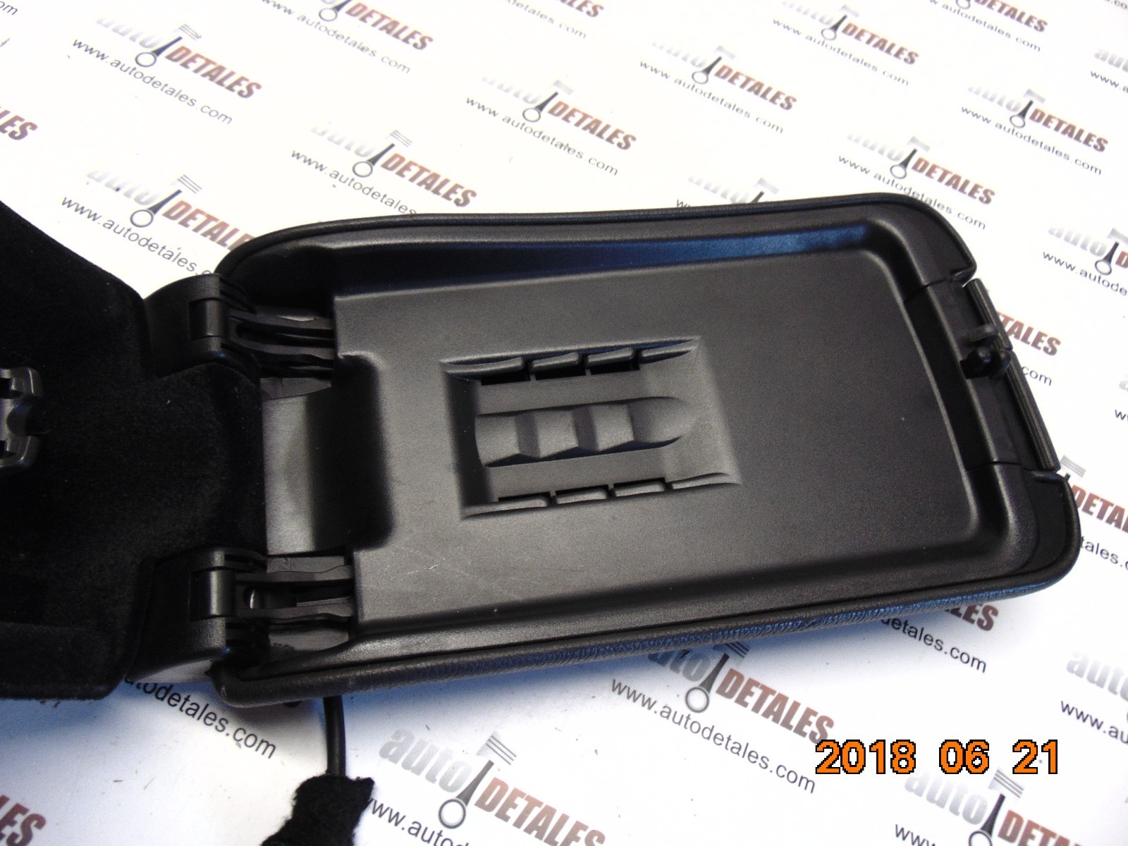 Mercedes CClass W203 center console armrest lid storage E037612023