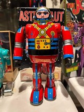OSAKA TIN TOY WIND UP WALKING ASTRONAUT WIND UP JAPAN
