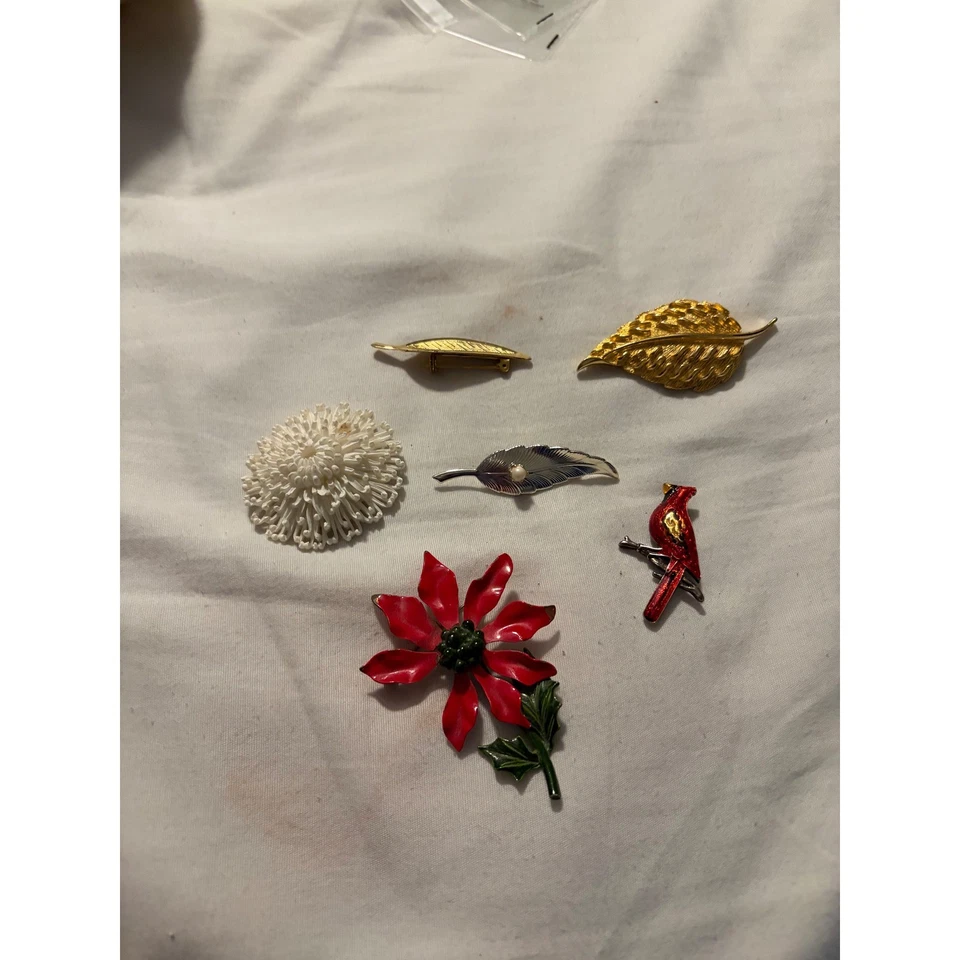 Lot of 6 Vintage Brooches Flower Leaf Cardinal Flowerette Bird Pin Collection - Image 2 of 4