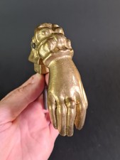 Heurtoir de porte ancien en bronze doré – Main stylisée