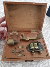 MANIPULATEUR MORSE DE NAVIRE DANS SA BOITE EN BOIS VERNI, CIRCA 1900
