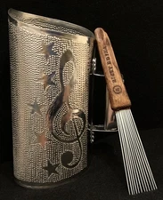 GUIRA DOMINICANA PROFESIONAL 20”X 13” ESTILO REINA CON DISEÑO Y GANCHO INCLUIDO