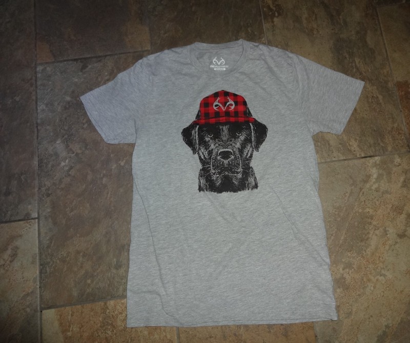 Gray T-Shirt Labrador Retriever wearing Buffalo Plaid Realtree antler hat Men M