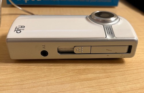 Flip Video Lot: F260W Camcorder (NOT WORKING), Mini Tripod, 3 USB Cables & Pouch - Picture 17 of 23