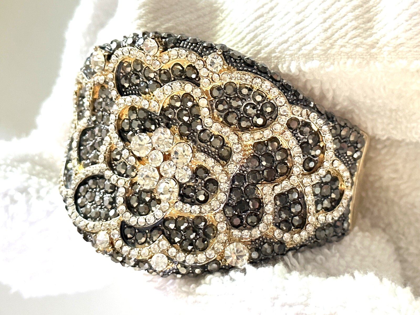 BEAUTIFUL RHINESTONE / CRYSTAL STATEMENT BRACELET. - image 1