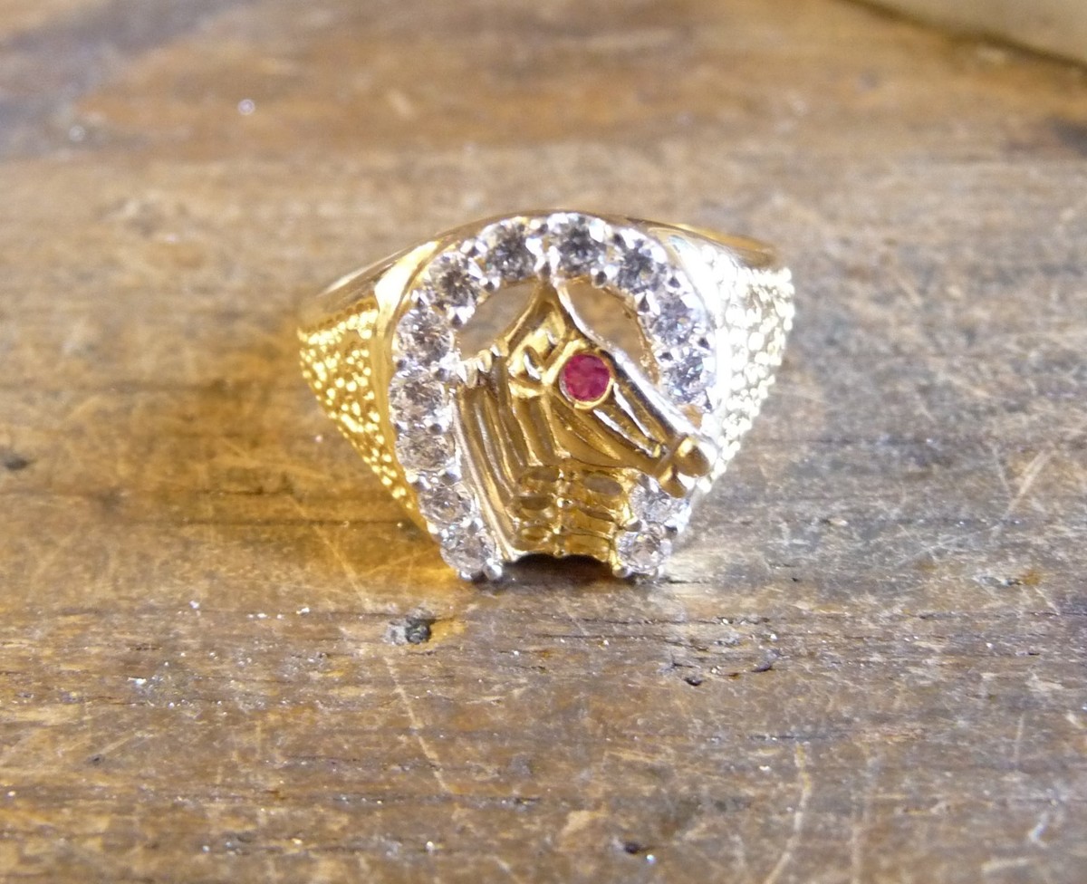 Bague En Or Jaune 18 Carats - Motif Fer à Cheval Sertie D'oxydes, Neuf Avec étiquettes