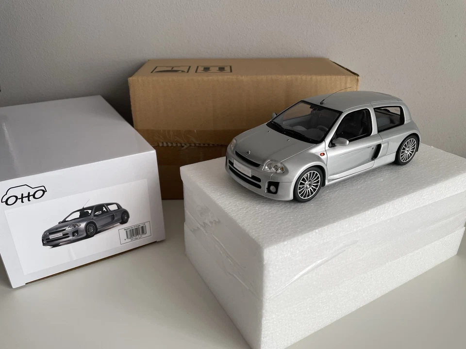 OTTOMOBILE 1/18 - Renault Clio V6 Fase1 2001, ARGENTO OT1034 - Immagine 3 di 4