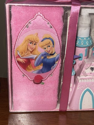 Disney Princess Castle-Shaped Lotion Soap Pump and Fingertip Towel Gift Box NEW - Picture 3 of 7