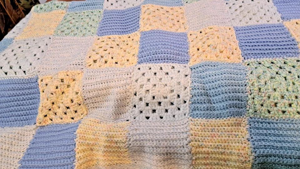 MOM MADE 柔软可爱绿色、蓝色、黄色钩针婴儿毯新品 35x35 — 第 2/4 张图片