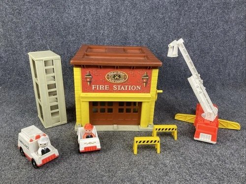 Vtg 1980 Little People Fisher Price Play Family Fire Station & Accessories #928