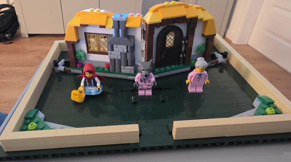 LEGO Ideas 21315 Pop-Up Book, photo 2 of 3