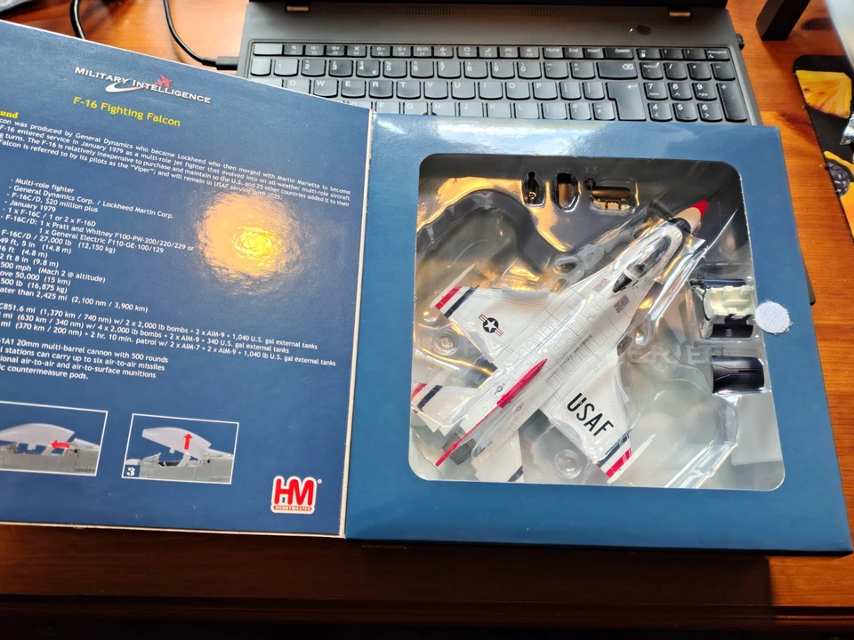 Hobbymaster Lockheed Martin F-16 Fighting Falcon Thunderbirds RIAT 2017 HA38039b - Image 4 of 4