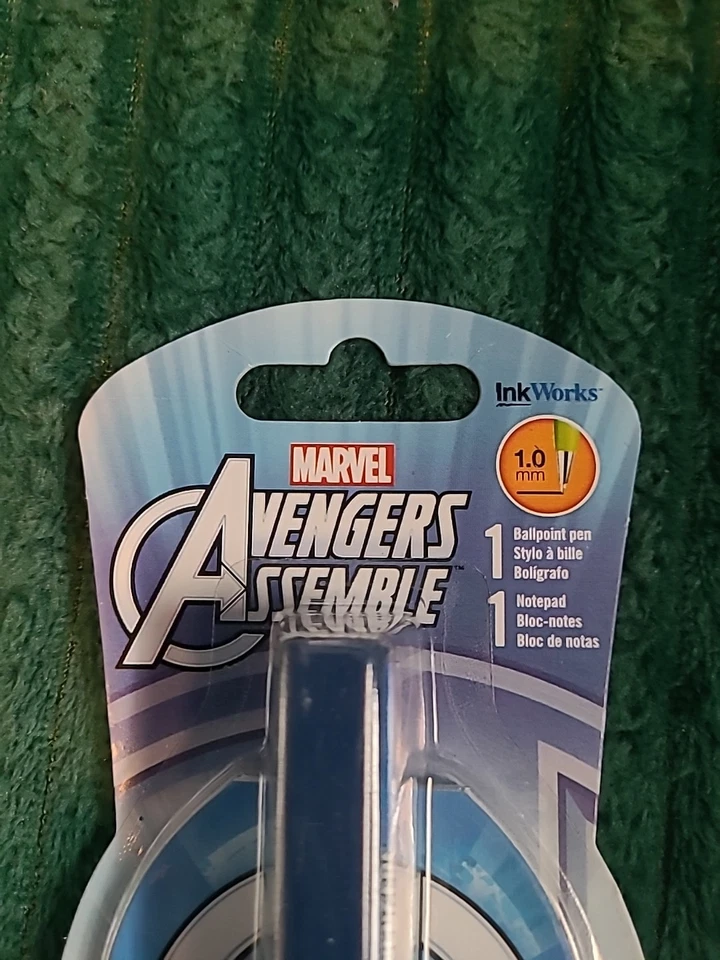 Pluma Avengers y bloc de notas pequeño, paquete dañado, bolígrafo y bloc de notas están intactos Foto 2 de 4