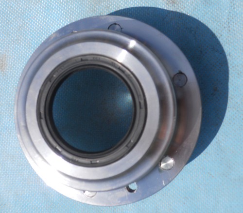 MG TA TB TC REAR HUB BEARING CARRIER WITH STUDS, NUTS & SEAL - Picture 2 of 2