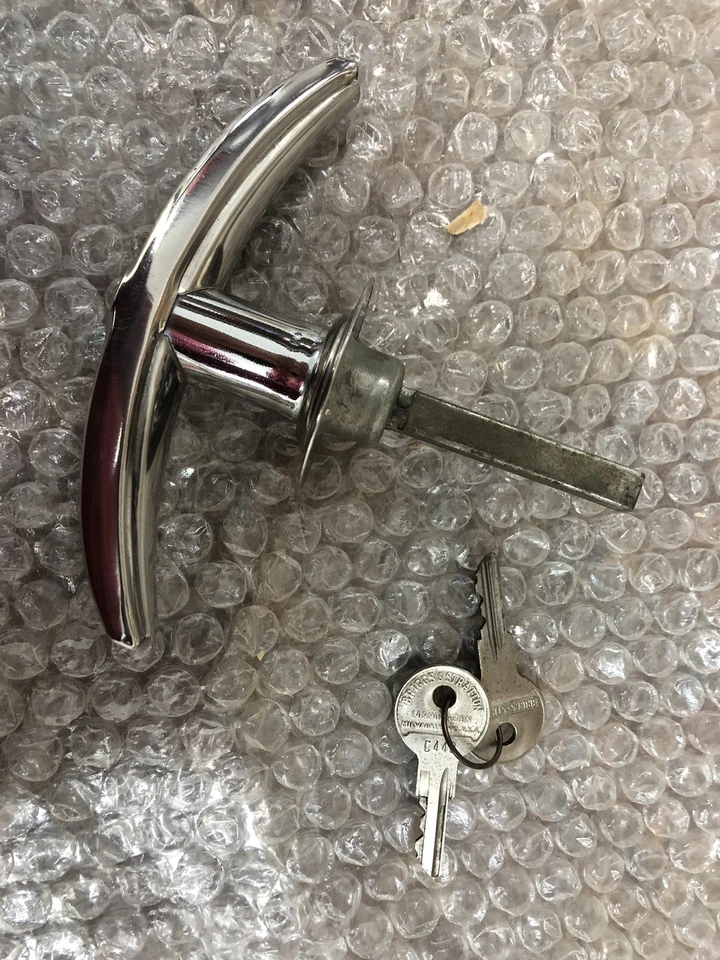 WILLYS JEEP WAGON OEM LOCKING TAILGATE HANDLE WITH KEYS NOS Foto 3 de 4