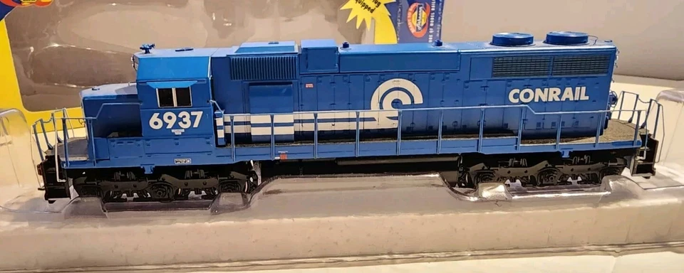 Athearn HO Scale SD38 Diesel Conrail #6937 - Image 4 of 4