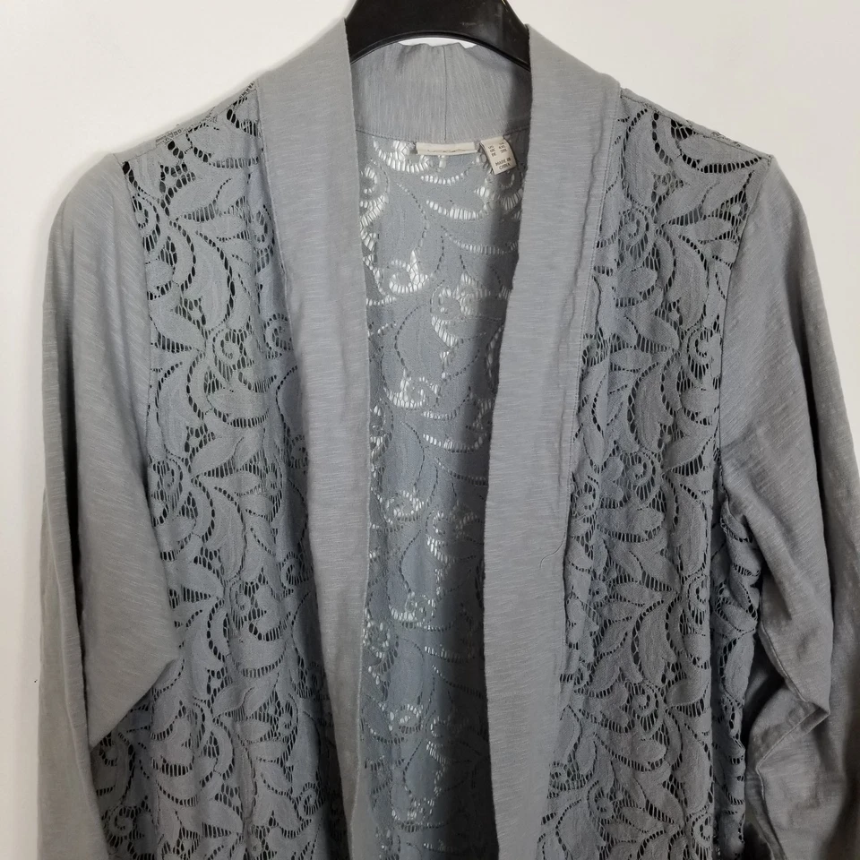 Logotipo por Lori Goldstein Cardigã Feminino Frente Aberta Slub Tamanho 3X Detalhe de Renda Cinza - Imagem 2 de 4
