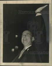 1952 Press Photo Governor Adlai Stevenson waves to a crowd in New Orleans