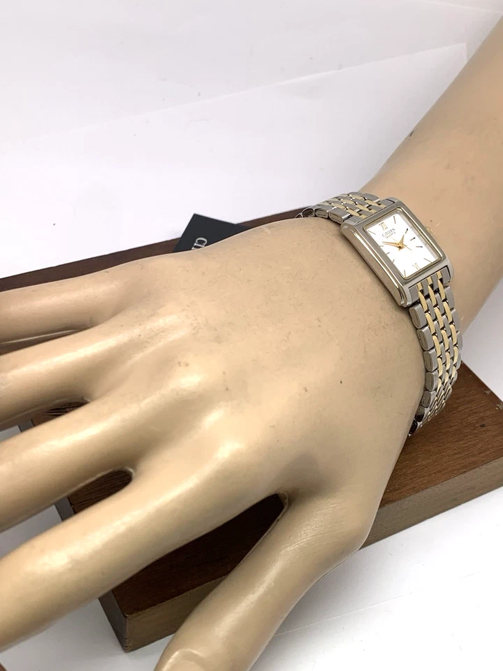 Reloj Citizen Mujer EJ5854-56A Cuarzo Esfera Blanca Dos Tonos Acero Tank Petite Foto 4 de 4